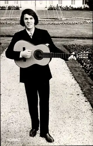 Ak Sänger Adamo, Portrait mit Gitarre