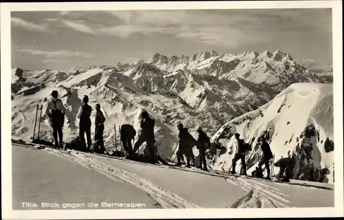 Ak Titlis, Urner Alpen, Schweiz, Blick gegen die Berneralpen, Skifahrer