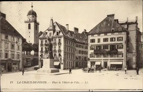 Ak La Chaux de Fonds Kt. Neuenburg Schweiz, Place de l'Hotel de Ville, Denkmal, Rathausplatz
