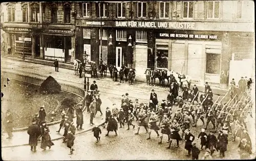Foto Ak Köln, Bank für Handel und Industrie, Parade, britische Soldaten