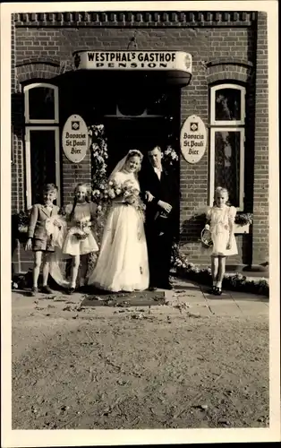 Foto Ak Plön ?, Westphal's Gasthof Pension, Hochzeitspaar, Blumenkinder, Bavaria St. Pauli Bier