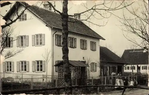 Foto Ak Langerringen in Schwaben, Personen vor einem Wohnhaus