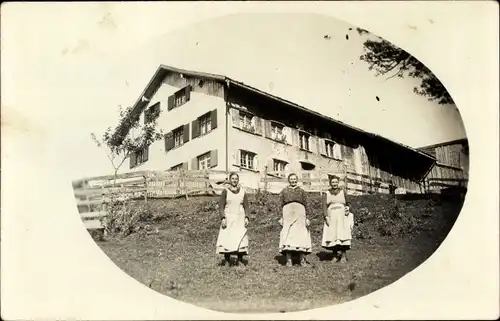 Foto Ak Kranzegg Rettenberg im Allgäu, Drei Frauen vor einem Bauernhaus