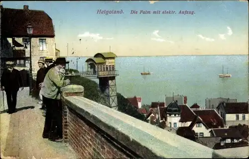 Ak Helgoland, Falm, elektr. Aufzug, Mann blickt aufs Unterland, Nordsee