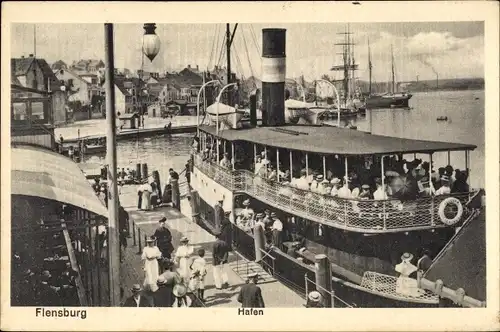 Ak Flensburg in Schleswig Holstein, Hafen, Schiff, Passagiere