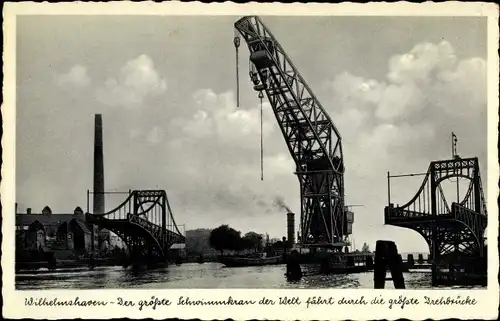 Ak Wilhelmshaven, Der größte Schwimmkran der Welt fährt durch die größte Drehbrücke