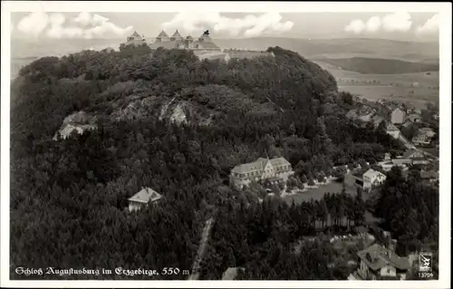 Ak Augustusburg im Erzgebirge, Fliegeraufnahme von Ort und Schloss, Klinke 13704