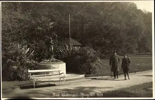 Foto Ak Bad Wildungen in Nordhessen, Pfingsten 1929, Statue im Park, Spaziergänger