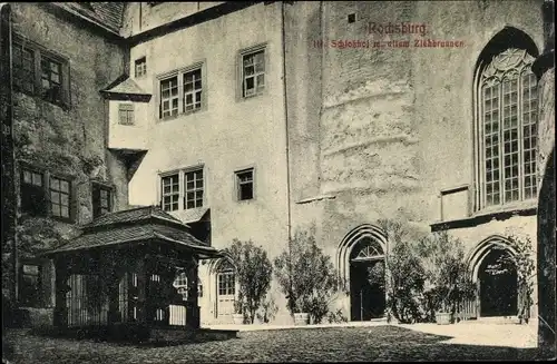 Ak Rochsburg Lunzenau in Sachsen, Schlosshof mit altem Ziehbrunnen