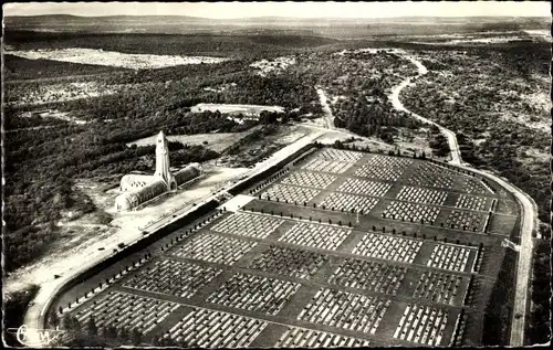 Ak Verdun Meuse, Vue airienne, Ossuaire et Cimetiere de Douaumont, La Tranchee des Baionnettes