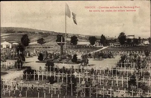 Ak Verdun Meuse, Cimetiere militaire du Faubourg-Pave, Au centre, les tombes des soldats inconnus