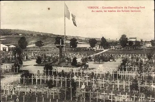 Ak Verdun Meuse, Cimetiere militaire du Faubourg-Pave, Au centre, les tombes des Soldats Inconnus