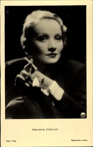 Ak Schauspielerin und Sängerin Marlene Dietrich, Portrait mit Zigarette