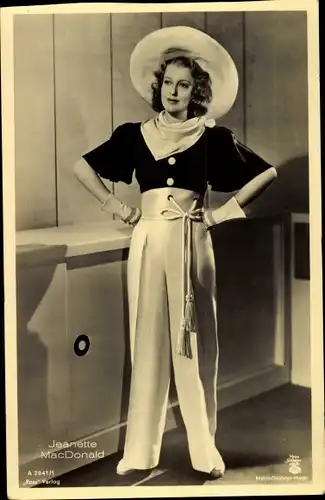 Ak Schauspielerin Jeanette Mac Donald, Ganzkörperportrait