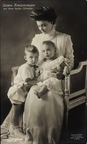 Ak Kronprinzessin Cecilie mit ihren beiden Söhnen, Portrait