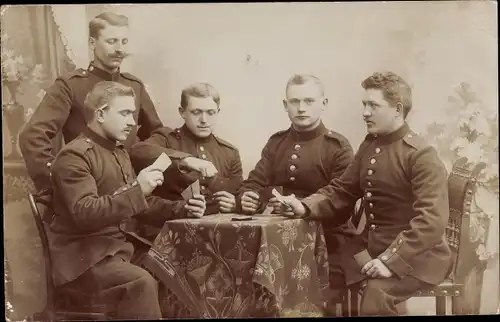 Foto Ak Soldaten am Tisch spielen Karten, Kaiserzeit