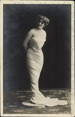 Foto Ak Portrait einer Frau in weißem Kleid, Standportrait