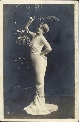 Foto Ak Portrait einer Frau in weißem Kleid, Standportrait