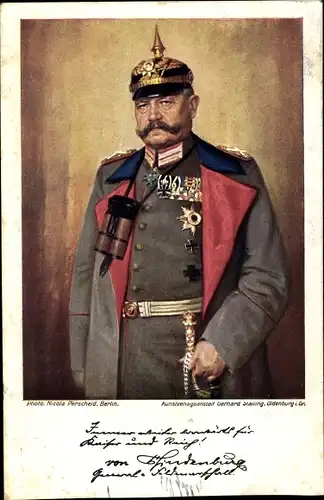 Künstler Ak Generalfeldmarschall Paul von Hindenburg, Portrait, Fernglas, Pickelhaube