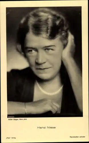 Ak Schauspielerin und Operettensängerin Hansi Niese, Portrait, Perlenkette, Ross Verlag 8003 1