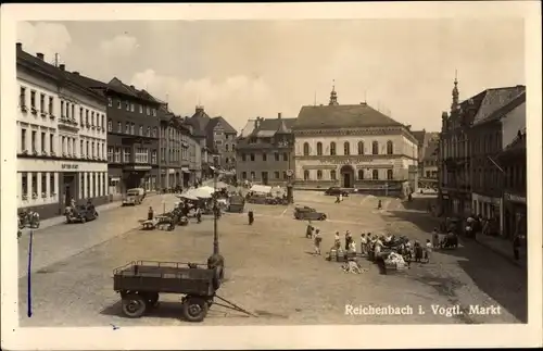 Ak Reichenbach im Vogtland,  Markt, Karren, Passanten, Gebäude