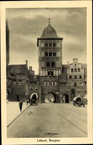 Ak Hansestadt Lübeck, Burgtor, Kutsche