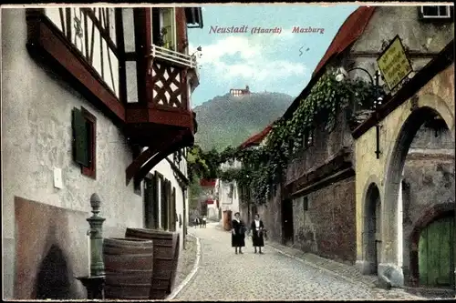 Ak Neustadt an der Haardt Weinstraße, Straßenpartie mit Maxburg im Hintergrund