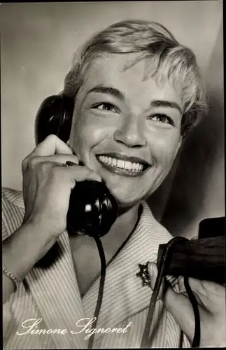 Ak Schauspielerin Simone Signoret, Telefon, Portrait, Die Hexe von Salem