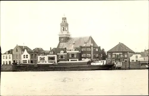 Foto Ak Lekkerkerk Südholland, Kirche mit Ort vom Wasser aus gesehen