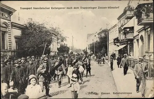 Ak Zossen Wünsdorf, Transport französischer Gefangener, Kriegsgefangene auf dem Weg zum Truppenlager