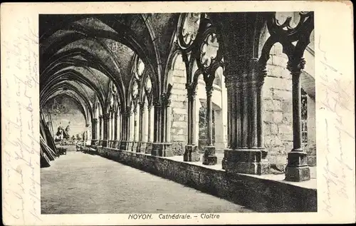 Ak Noyon Oise, Cathédrale, Cloître, Intérieur, colonnade