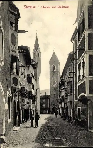 Ak Sterzing Vipiteno Südtirol, Straße mit Stadtturm
