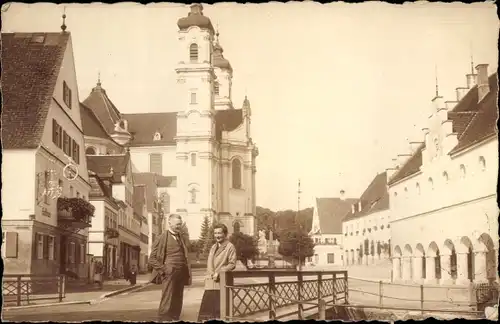 Foto Ak Ottobeuren in Oberschwaben Allgäu, Marktplatz, Kirche, Mann und Frau