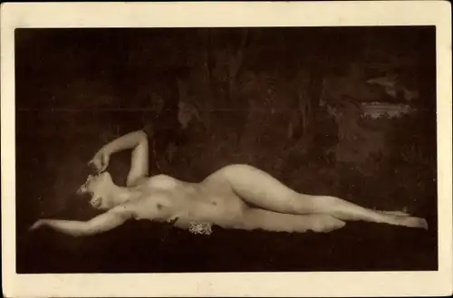 Foto Ak Erotik, liegender Frauenakt, Busen