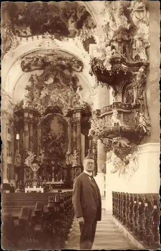 Foto Ak Bad Saulgau in Oberschwaben, Mann in einer Kirche, Kanzel