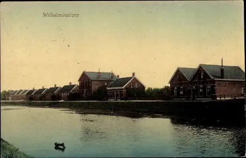 Ak Wilhelminadorp Goes Zeeland Niederlande, Häuserreihe vom Fluss aus gesehen