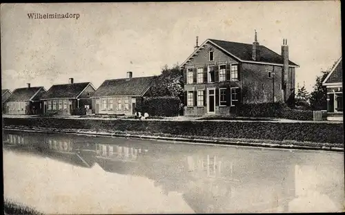 Ak Wilhelminadorp Goes Zeeland Niederlande, Häuser vom Ufer aus gesehen