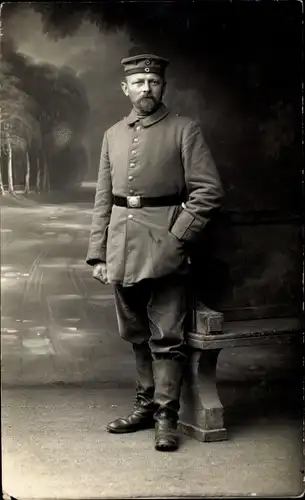 Foto Ak Deutscher Soldat in Uniform, Standportrait, Kaiserzeit