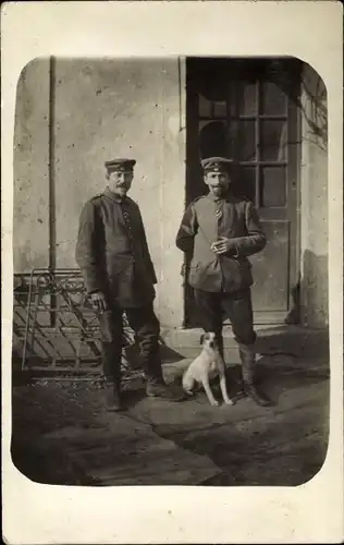 Foto Ak Deutsche Soldaten in Uniformen, Hund, Zigarette, Kaiserzeit