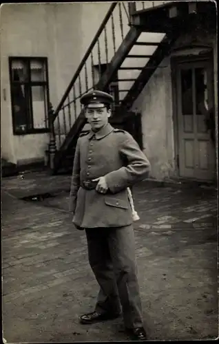 Foto Ak Deutscher Soldat in Uniform, Kaiserzeit, Standportrait
