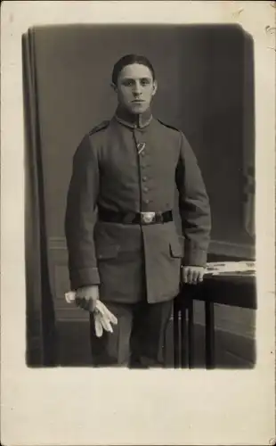 Foto Ak Deutscher Soldat in Uniform, Standportrait