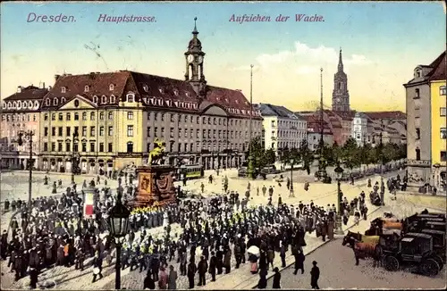 Ak Dresden Neustadt, Hauptstraße, Aufziehen der Wache, Denkmal, Kutschen