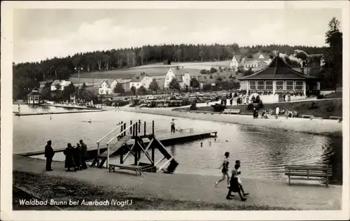 Ak Brunn Auerbach im Vogtland, Waldbad, Steg, Rutsche