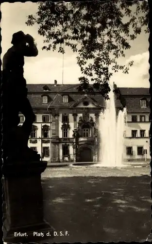 Ak Erfurt in Thüringen, Platz der DSF, Regierungsgebäude, Springbrunnen, Denkmal