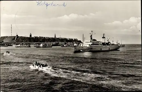 Ak Helgoland, Blick auf die Insel von der Reede, Fährschiff, Boote