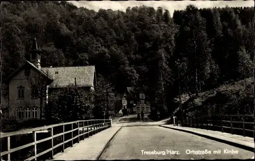 Ak Treseburg Thale im Harz, Ortsstraße mit Kirche