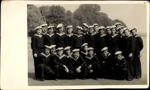 Foto Stralsund in Vorpommern, Seeleute in Uniformen, Gruppenaufnahme 1954, Volksmarine