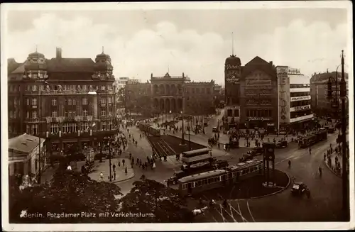 Ak Berlin Tiergarten, Potsdamer Platz mit Verkehrsturm, Straßenbahnen