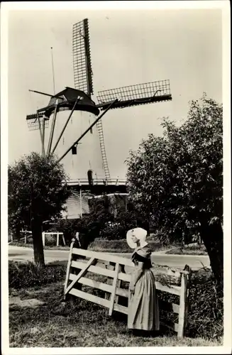 Ak Zeeland Niederlande, Zeeuwsch Landschap, Molen, Windmühle, Frau in Tracht