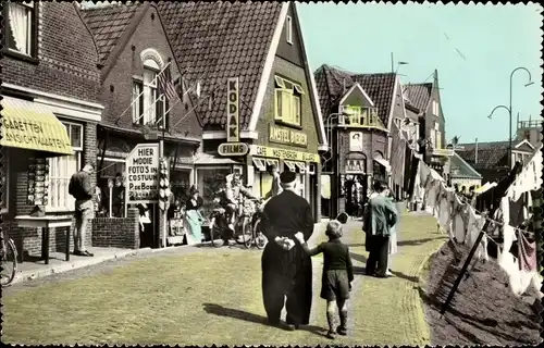 Ak Volendam Nordholland Niederlande, Bij de haven, Kodak, Geschäfte